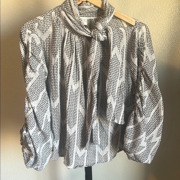 DRA Los Angeles Tops - Anthropologie DRA Los Angeles White & Black Arrow Tie Front Blouse